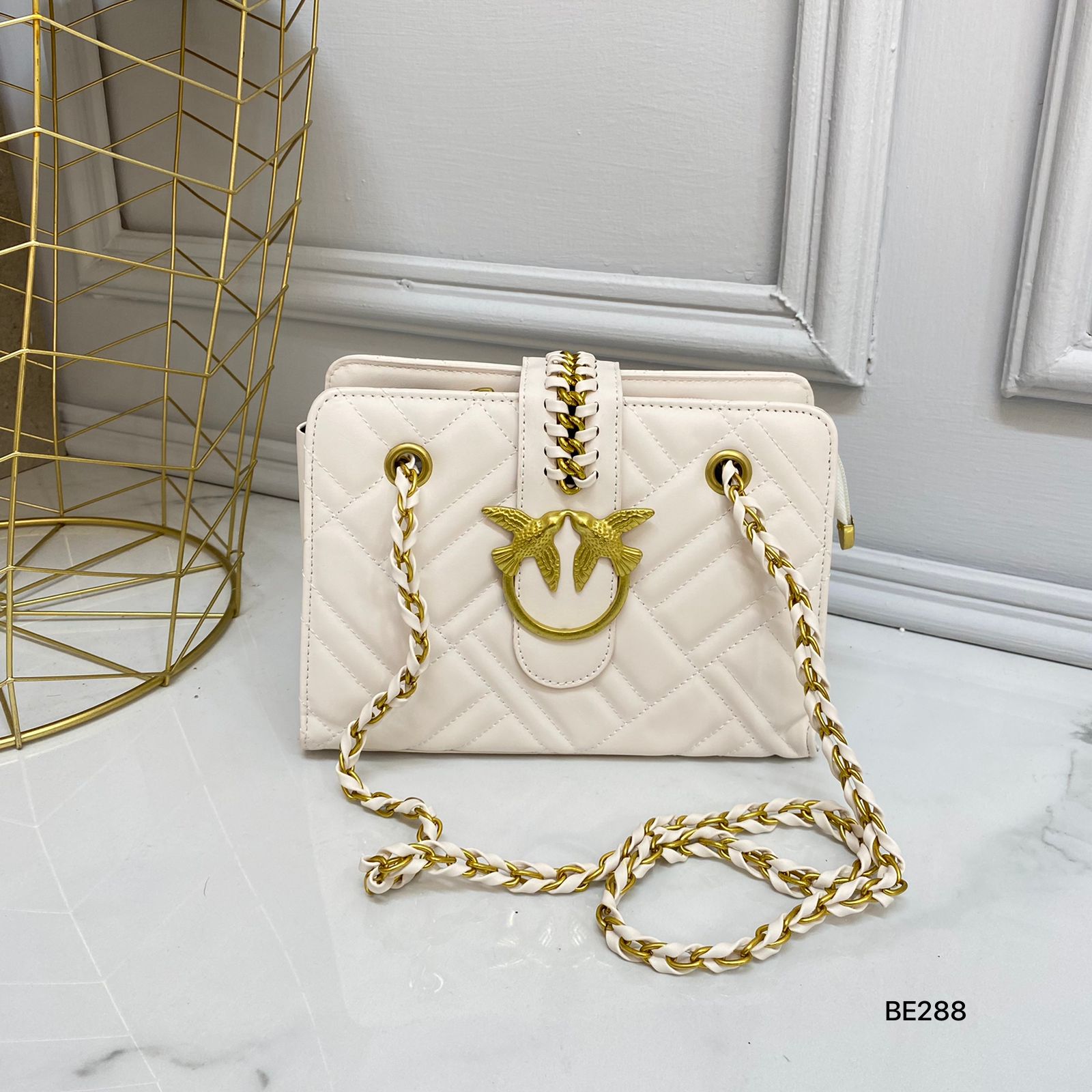 Bolso blanco aplique dorado 23cm* 17cm 2814 C-B